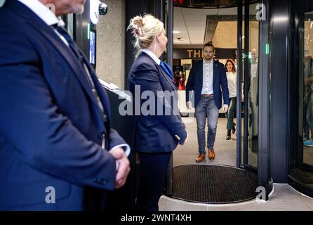 LA HAYE - Dilan Yesilgoz (VVD) arrive pour une nouvelle série de discussions avec l'informateur Kim Putters. ANP RAMON VAN FLYMEN pays-bas OUT - belgique OUT Banque D'Images
