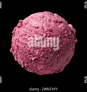 cuillère à crème glacée au cassis noire isolée sur fond noir Banque D'Images
