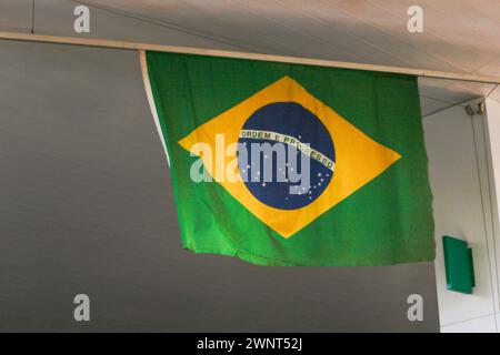 Drapeau - Dirty Brazil drapeau au vent fort isolé Banque D'Images