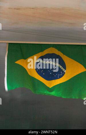 Drapeau - Dirty Brazil drapeau au vent fort isolé Banque D'Images