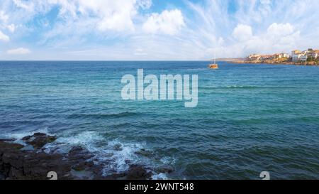 rochers sur le bord de mer de la station balnéaire. vacances et loisirs fond en été. paysage marin bulgare à la fin de l'été. bateau sur l'eau dans le distan Banque D'Images