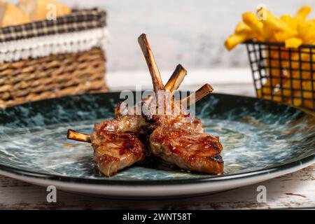 Côtelettes d'agneau fraîchement grillées. Tranches de côtelettes d'agneau cuites sur fond de bois. photo de haute qualité. Gros plan Banque D'Images