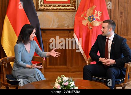 Podgorica, Monténégro. 04 mars 2024. La ministre fédérale des Affaires étrangères Annalena Baerbock (Alliance 90/les Verts) s’entretient avec Milojko Spajic, première ministre du Monténégro, lors de sa visite au Monténégro. Crédit : Soeren Stache/dpa/Alamy Live News Banque D'Images