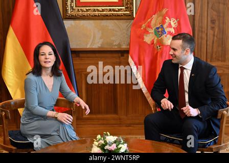 Podgorica, Monténégro. 04 mars 2024. La ministre fédérale des Affaires étrangères Annalena Baerbock (Alliance 90/les Verts) s’entretient avec Milojko Spajic, première ministre du Monténégro, lors de sa visite au Monténégro. Crédit : Soeren Stache/dpa/Alamy Live News Banque D'Images