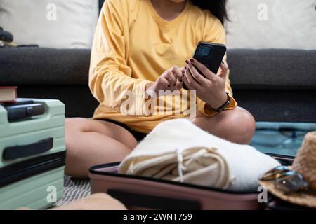 Femme se préparant à voyager en vacances. Banque D'Images