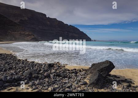 Vagues de l'Atlantique approchant de la rive volcanique à Orzola, Lanzarote Banque D'Images