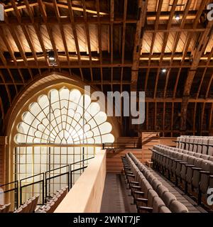 Plan intérieur de sièges et plafond en bois. Brighton Corn Exchange and Studio Theatre, Brighton, Royaume-Uni. Architecte : Feilden Clegg Bradley St. Banque D'Images