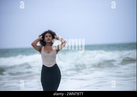 Gros plan d'une femme avec des vagues en arrière-plan Banque D'Images