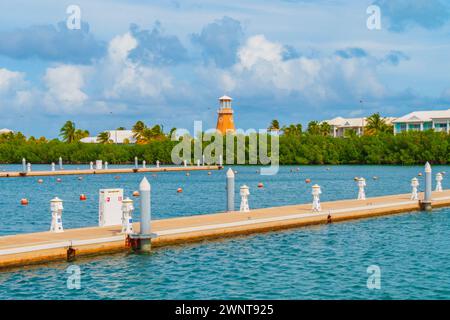 Jetée vide dans la station balnéaire de Varadero, Cuba. Manque de touristes en raison de la crise cubano-américaine. Marina sans yachts et bateaux. Centre de plongée international Gaviota Las Morlas. Port touristique sans bateaux Banque D'Images