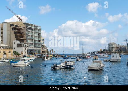 Spinola Bay, San Giljan (composé Julian’s), Malte - 20 octobre 2019 : bateau de pêche amarré dans la baie de Spinola. Banque D'Images