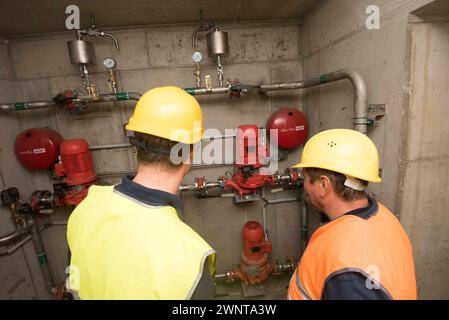 technicien en chauffage pendant les travaux de réparation et d'entretien dans un bâtiment technicien en chauffage pendant les réparations dans un bâtiment Banque D'Images