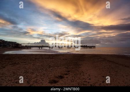 Une vue de la jetée de Boscombe, Dorset, Angleterre au lever du soleil et à marée basse. Format horizontal. Inclut un espace pour le texte. Personne Banque D'Images