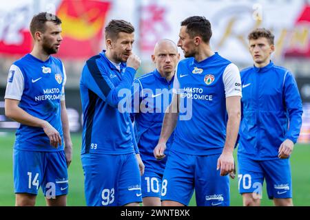 Lodz, Pologne. 03 mars 2024. Jakub Serafin, Bartlomiej Poczobut, Hubert Tomalski, Piotr Mrozinski, Wojciech Hajda (de gauche à droite) de Puszcza sont vus lors du match polonais PKO Ekstraklasa League entre LKS Lodz et Puszcza Niepolomice au stade municipal de Wladyslaw Krol. Score final : LKS Lodz vs Puszcza Niepolomice 3:2. Crédit : SOPA images Limited/Alamy Live News Banque D'Images