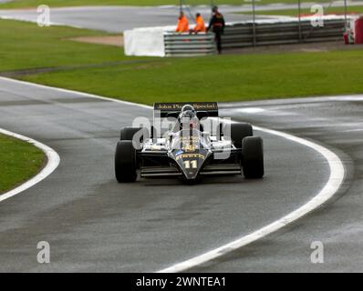 Michael Lyons apporte son Black and Gold 1983, Lotus 92 dans les stands, lors de la course de formule 1 Masters Racing Legends au Festival de Silverstone Banque D'Images
