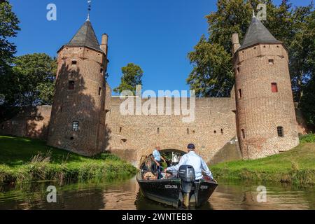 Touristes profitant d'une promenade en bateau sur un fossé devant les anciennes fortifications d'Amersfoort, avec des tours, sous un ciel bleu clair Banque D'Images