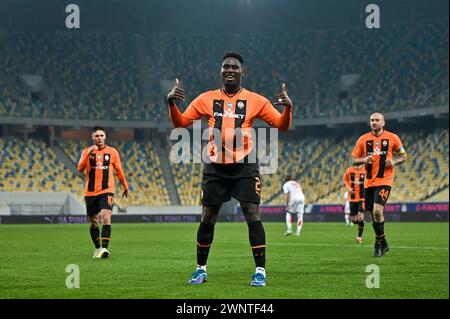 LVIV, UKRAINE - 3 MARS 2024 - L'attaquante Lassina Traore (C) du FC Shakhtar Donetsk réagit à la marque lors du match de la première Ligue ukrainienne 2023/2024 contre le FC Kryvbas Kryvyi Rih à l'Arena Lviv, Lviv, dans l'ouest de l'Ukraine. Banque D'Images