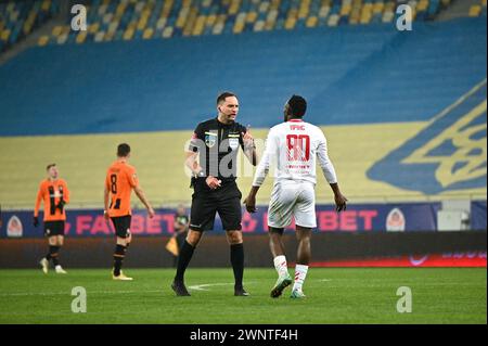 LVIV, UKRAINE - 3 MARS 2024 - Un arbitre met en garde l'attaquant Prince Kwabena Adu du FC Kryvbas Kryvyi Rih lors du match de la première Ligue ukrainienne 2023/2024 contre le FC Shakhtar Donetsk à l'Arena Lviv, Lviv, dans l'ouest de l'Ukraine. Banque D'Images