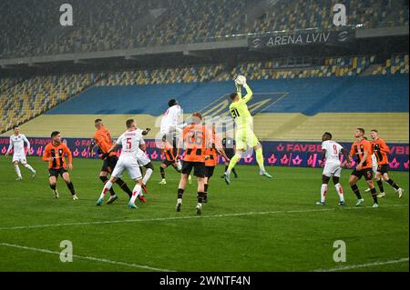 LVIV, UKRAINE - 3 MARS 2024 - le gardien de but du FC Shakhtar Donetsk Dmytro Riznyk fait un arrêt lors du match de la première Ligue ukrainienne 2023/2024 contre le FC Kryvbas Kryvyi Rih à l'Arena Lviv, Lviv, dans l'ouest de l'Ukraine. Banque D'Images