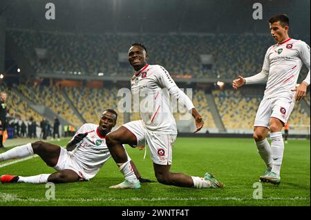 LVIV, UKRAINE - 3 MARS 2024 - L'attaquant Prince Kwabena Adu (C) du FC Kryvbas Kryvyi Rih réagit au score lors du match de la première Ligue ukrainienne 2023/2024 contre le FC Shakhtar Donetsk à l'Arena Lviv, Lviv, dans l'ouest de l'Ukraine. Banque D'Images