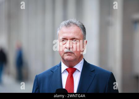 Claus Weselsky mit dem Pressestatement der GDL zu den geplatzten Tarif-Verhandlungen mit der Deutschen Bahn und mit der Ankündigung von weiteren Bahnstreiks ab Mittwoch 6. März, 04.3,2024, GDL Geschäftsstelle, Berlin, Deutschland *** Claus Weselsky avec le communiqué de presse de la GDL sur l'échec des négociations collectives avec Deutsche Bahn et l'annonce de nouvelles grèves ferroviaires à partir du mercredi 6 mars, 04 3 2024, bureau de GDL, Berlin, Allemagne kreativmedia gdl 22 Banque D'Images