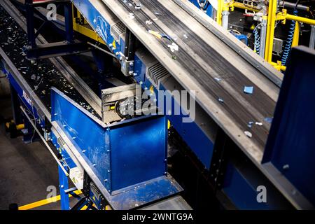 EINDHOVEN - L'ouverture de la nouvelle installation de tri plastique du travailleur des déchets Renewi. Selon l’entreprise, seul un tiers des déchets plastiques est recyclé. Avec l'ouverture de cette installation, Renewi veut augmenter ce pourcentage. ANP ROB ENGELAAR pays-bas OUT - belgique OUT Banque D'Images