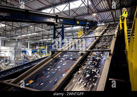 EINDHOVEN - L'ouverture de la nouvelle installation de tri plastique du travailleur des déchets Renewi. Selon l’entreprise, seul un tiers des déchets plastiques est recyclé. Avec l'ouverture de cette installation, Renewi veut augmenter ce pourcentage. ANP ROB ENGELAAR pays-bas OUT - belgique OUT Banque D'Images