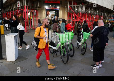 Vélos électriques Lime garés à la jonction de Shaftesbury Avenue et Piccadilly Circus Londres, Royaume-Uni. 29 septembre 2023 Banque D'Images