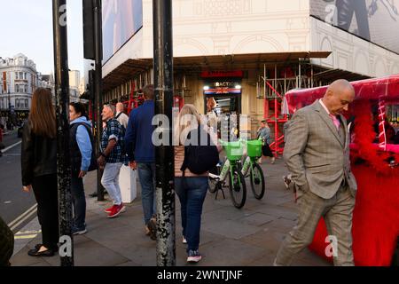 Vélos électriques Lime garés à la jonction de Shaftesbury Avenue et Piccadilly Circus Londres, Royaume-Uni. 29 septembre 2023 Banque D'Images