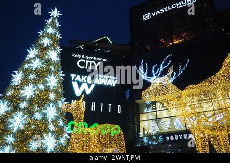 Moscou, Russie, 17 janvier 2023 arbre de Noël de rue avec flocons de neige et boules festives. Métro Yugo-Zapadnaya. Décorations de Noël devant le Banque D'Images