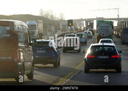 29.01.2024, Pforzheim, Bade-Wuerttemberg, GER - Stau auf der A8. A8, Abstand, Alltag, aufwaerts, aussen, Aussenaufnahme, Autobahn, Autofahrer, automobile, voitures, Autoverkehr, BAB 8, Bade-Wuerttemberg, Bauarbeiten, Berufsverkehr, deutsch, Deutschland, Europa, europaeisch, Fahrzeuge, Ferne, Gesellschaft, hinauf, Horizont, Individualverkehr, Jahreszeit, Kraftfahrzeuge, Personenkraftwagen, Pforzheim, PKW, QF, Querformat, heure de pointe, Rushhour, Spurverengung, Stau, Stauung, Steigung, stockend, stockender Verkehr, stop and Go, Strasse, Strassenbauarbeiten, Strassenszene, Strassenverkehr, Verkehr, VE Banque D'Images