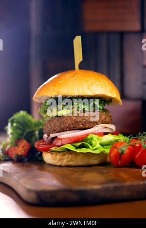 Hamburger végétalien un burger végétal Beyond Delicious sans viande avec brioches végétaliennes. Banque D'Images