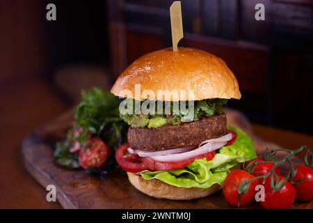 Hamburger végétalien un burger végétal Beyond Delicious sans viande avec brioches végétaliennes. Banque D'Images