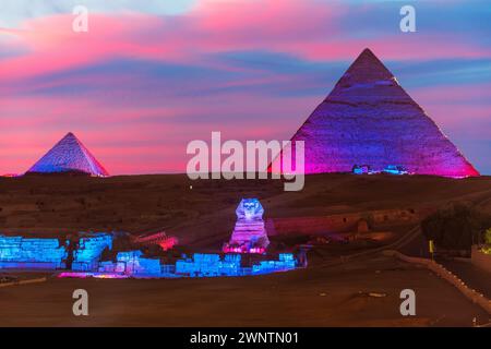 La Pyramide d'Egypte et le grand Sphinx vue nocturne dans les lumières, Gizeh Banque D'Images