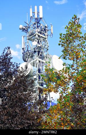 Le smog électro risque dû à des répéteurs TV et téléphones mobiles Banque D'Images