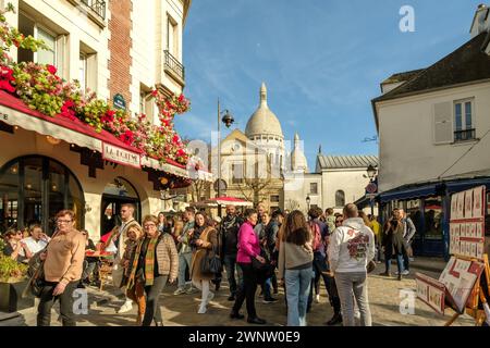 Paris, France - 17 février 2024 : vue panoramique sur la place animée et pittoresque de Montmartre, célèbre pour ses artistes et ses restaurants à Paris France Banque D'Images