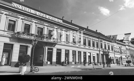 Novi Sad, Serbie 30 avril 2022 L'hôtel Vojvodina est le plus ancien hôtel du centre-ville. Installation touristique européenne. Rue avec passants Banque D'Images