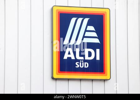 Eine filiale von Aldi a poursuivi Süd dans Betzdorf, logo Aldi filiale AM 04.03.2024 dans Betzdorf/Deutschland. *** Une succursale d'Aldi a poursuivi Süd à Betzdorf, logo Aldi store le 04 03 2024 à Betzdorf Allemagne Banque D'Images