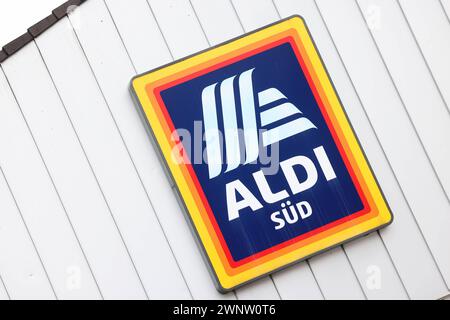 Eine filiale von Aldi a poursuivi Süd dans Betzdorf, logo Aldi filiale AM 04.03.2024 dans Betzdorf/Deutschland. *** Une succursale d'Aldi a poursuivi Süd à Betzdorf, logo Aldi store le 04 03 2024 à Betzdorf Allemagne Banque D'Images