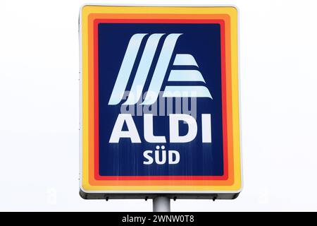 Eine filiale von Aldi a poursuivi Süd dans Betzdorf, logo Aldi filiale AM 04.03.2024 dans Betzdorf/Deutschland. *** Une succursale d'Aldi a poursuivi Süd à Betzdorf, logo Aldi store le 04 03 2024 à Betzdorf Allemagne Banque D'Images