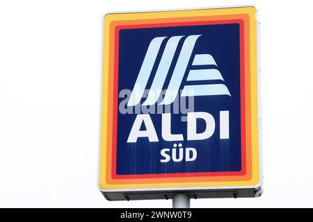 Eine filiale von Aldi a poursuivi Süd dans Betzdorf, logo Aldi filiale AM 04.03.2024 dans Betzdorf/Deutschland. *** Une succursale d'Aldi a poursuivi Süd à Betzdorf, logo Aldi store le 04 03 2024 à Betzdorf Allemagne Banque D'Images