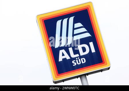 Eine filiale von Aldi a poursuivi Süd dans Betzdorf, logo Aldi filiale AM 04.03.2024 dans Betzdorf/Deutschland. *** Une succursale d'Aldi a poursuivi Süd à Betzdorf, logo Aldi store le 04 03 2024 à Betzdorf Allemagne Banque D'Images