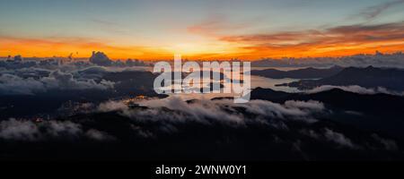 Vue aérienne au lever du soleil de Tai Mo Shan à Hong Kong Banque D'Images