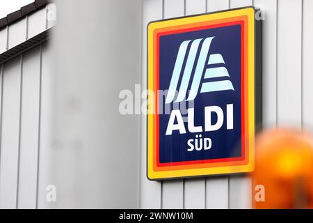 Eine filiale von Aldi a poursuivi Süd dans Betzdorf, logo Aldi filiale AM 04.03.2024 dans Betzdorf/Deutschland. *** Une succursale d'Aldi a poursuivi Süd à Betzdorf, logo Aldi store le 04 03 2024 à Betzdorf Allemagne Banque D'Images