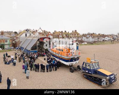 Vue aérienne, RT Rev Bishop Martin Seeley bénissant Aldeburgh bateau de sauvetage tous temps Freddie Cooper sur la plage d'Aldeburgh, sur le 200e anniversaire de RNLI . Banque D'Images