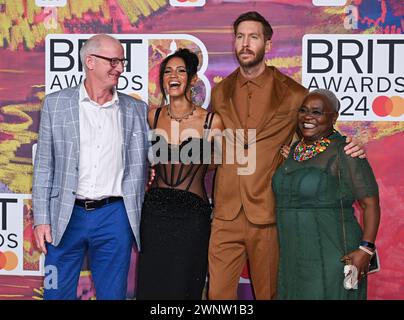 Londres, Royaume-Uni. 2 mars 2024. USAGE ÉDITORIAL UNIQUEMENT Calvin Harris, Vick Hope et les parents arrivant aux Brit Awards 2024, à l'O2 Arena, Greenwich. Crédit Banque D'Images