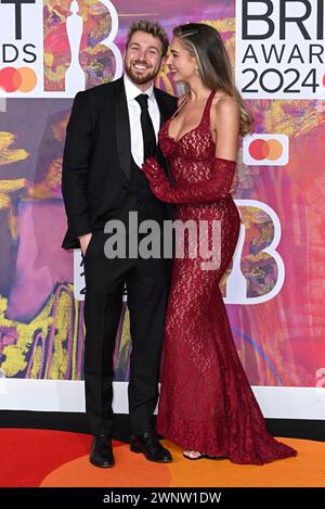 Londres, Royaume-Uni. 2 mars 2024. USAGE ÉDITORIAL SEULEMENT Sam Thompson et Zara McDermott arrivant aux Brit Awards 2024, à l'O2 Arena, Greenwich. Crédit : Dou Banque D'Images