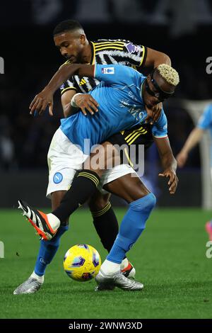 Napoli, Italie. 03 mars 2024. Foto Alessandro Garofalo/LaPresse 03 marzo 2024 Napoli, Italia sport calcio Napoli vs Juventus - Campionato di calcio Serie A TIM 2023/2024 - stadio Diego Armando Maradona Nella foto : Victor Osimhen (SSC Napoli) ; Bremer (Juventus FC); 03 mars 2024 Naples, Italie football sportif Napoli vs Juventus - Championnat italien de football Ligue A TIM 2023/2024 - Diego Armando Maradona stade. Sur la photo : Victor Osimhen (SSC Napoli) ; Bremer (Juventus FC) ; crédit : LaPresse/Alamy Live News Banque D'Images
