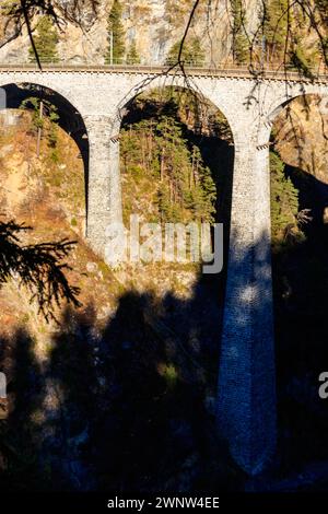 Vue du viaduc Landwasser, chemin de fer rhétique, Graubunden en Suisse Banque D'Images