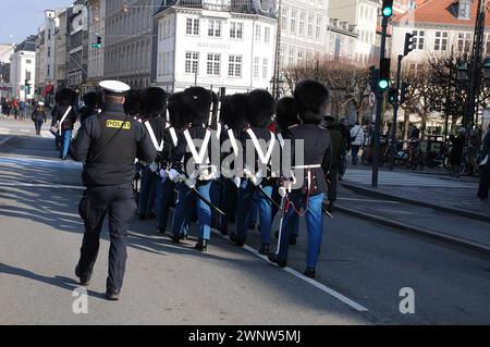 Copenhague, Danemark /04 mars 2024/ Roal Gardes Roal marche en direct à travers la ville pour le palais amalienborh pour changer de gardien à midi à Copenhague.(photo.Francis Joseph Dean/Dean Pictures) Banque D'Images