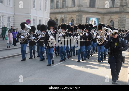 Copenhague, Danemark /04 mars 2024/ Roal Gardes Roal marche en direct à travers la ville pour le palais amalienborh pour changer de gardien à midi à Copenhague.(photo.Francis Joseph Dean/Dean Pictures) Banque D'Images